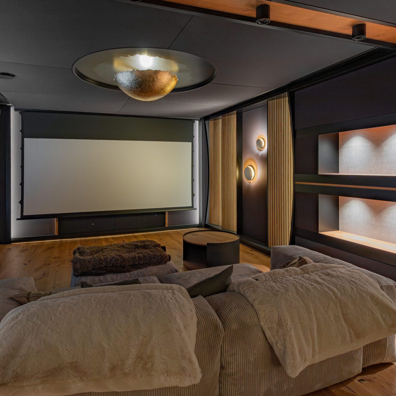 Heimkino mit Leinwand und schallabsorbierender Wandverkleidung